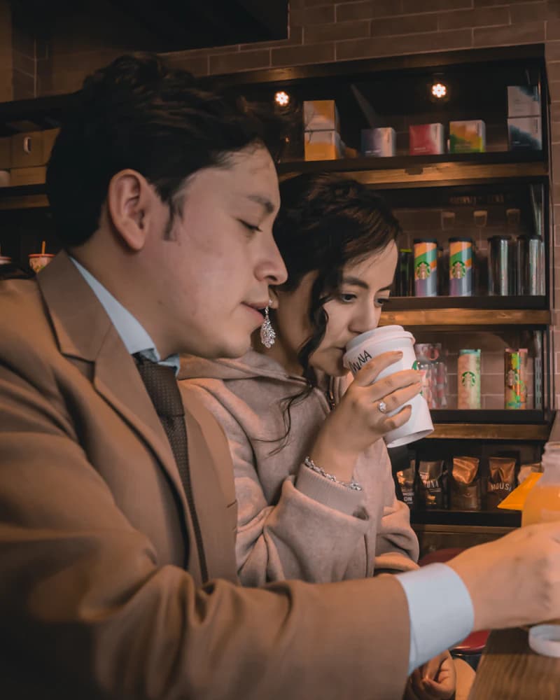 Un homme et une femme qui boivent un café au comptoir