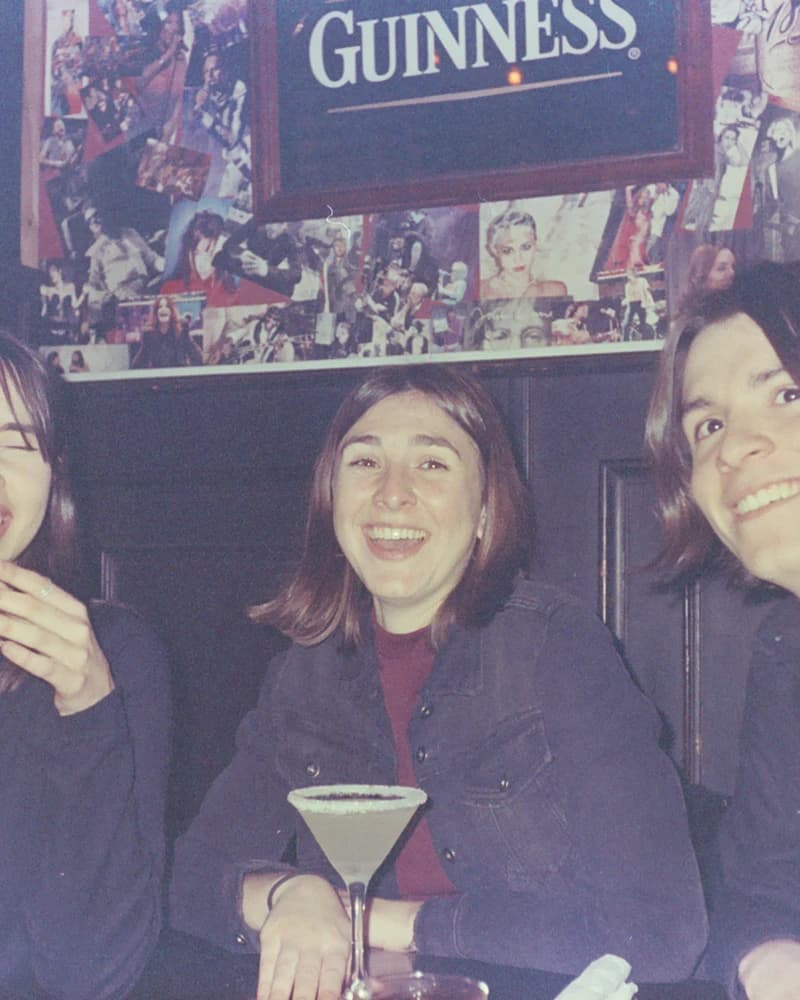 Des amis attablés dans un pub, photo prise au flash